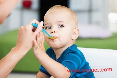 宝宝几个月添加辅食 合理添加辅食满足宝宝生长发育需求